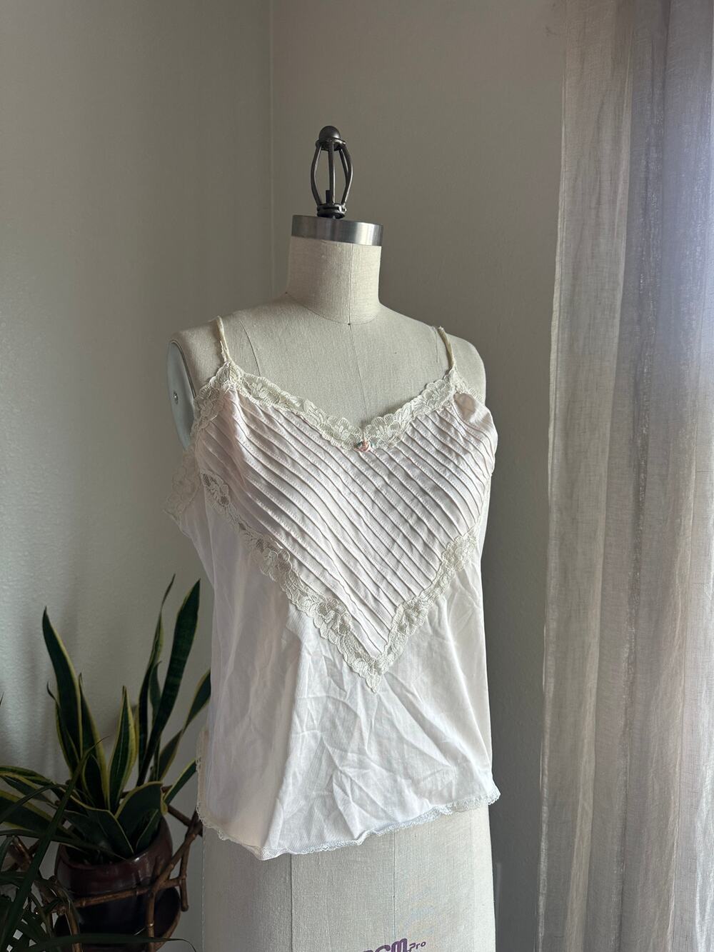La Femme De Vanity Fair Women's Medium Cami Cream Slip Rose Lace Vintage